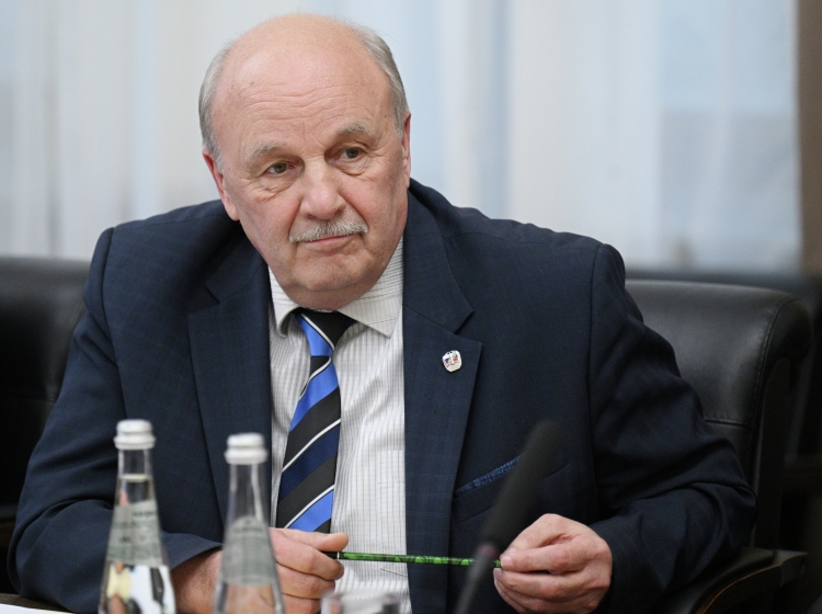 Николай Иванов: «Союз писателей РТ — это единственный союз национальной республики, который до сих пор не вошел в состав союза писателей России. Мы говорим о единстве России, духовном единении, безопасности страны. И это решение о вхождении, которое прозвучало в среде писателей Татарстана, нас радует»