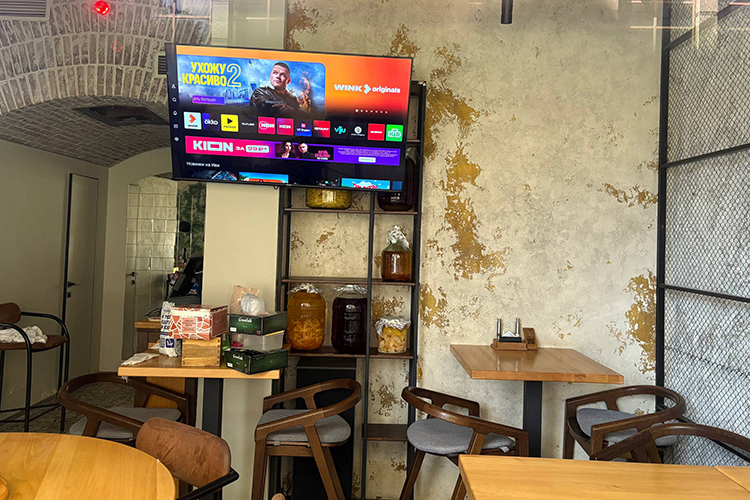 Pappin Pub работает с 2015 года и к своему 10-летнему юбилею прочно вписал себя в маршруты ночных энтузиастов Казани. Заведение славилось, во-первых, обширной барной картой и большим ассортиментом блюд
