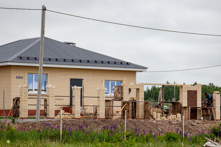 «На фоне роста ключевой ставки и цен на жилье в городских агломерациях татарстанцы стали активнее интересоваться условиями получения сельской ипотеки и льготами на нее»