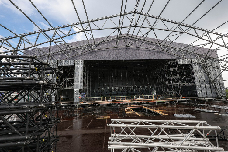 На парковке возле «Ак Барс Арены» собирается концертный зал New Wave Hall на 2,8 тыс. зрителей для крупнейшего музыкального события страны — международного конкурса молодых исполнителей популярной музыки «Новая волна»