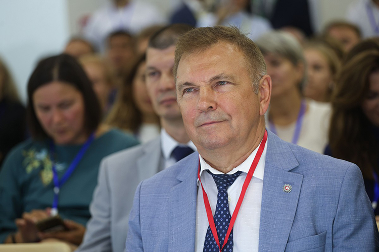 «Если мы говорим о крупном бизнесе, там есть своя специфика в государственной поддержке, а малый и средний бизнес немножко отодвинут в сторону, к сожалению», — отметил в разговоре с журналистами и председатель Совета АПМСБ РТ Фарид Сафин