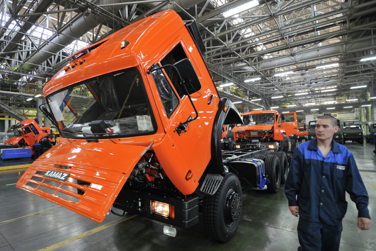 Крупнейшие автопроизводители — КАМАЗ, ГАЗ и АвтоВАЗ — уже перевели сотрудников на четырехдневную рабочую неделю