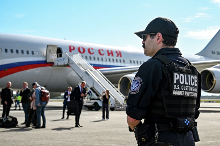 Несколько членов российской делегации вместе с журналистами кремлевского пула и съемочными группами нескольких федеральных телеканалов уже прибыли на Аляску