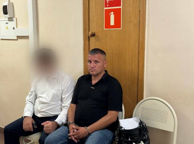 Выяснить, на какой должности работал Файзутдинов так и не удалось, однако в коридоре суда шутливо его называли «Знахарь»