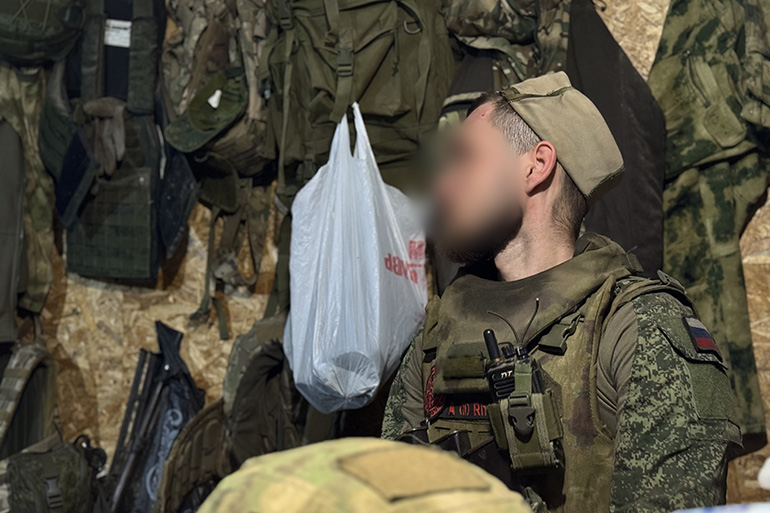 «Днем работает разведчик, ночью прилетает вражеская «Баба-яга». Стараемся уничтожать их, делаем засады. У нас с дронами тоже ничего. Раньше было похуже, так что сейчас не сильно страдаем», — рассказывает Жора