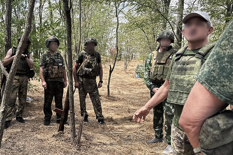 Все они наши земляки, и видеть татарстанские шевроны в двух с лишним тысячах километров от дома как-то особенно тепло и приятно
