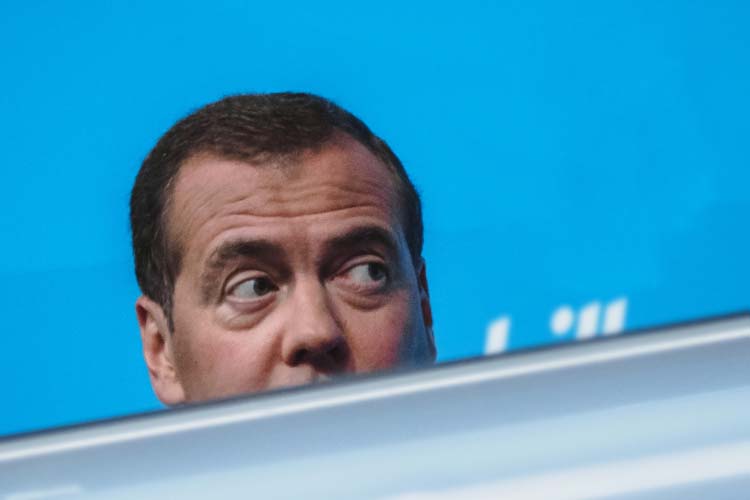 Медведев не раз нелицеприятно высказывался о действиях Трампа в своих соцсетях и делал это на английском, чтобы оппоненту понятнее было