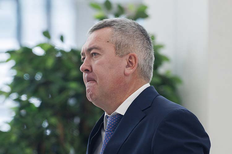 На днях в Бугульминский суд «прилетел» еще один иск к экс-главе Бугульминского района Линару Закирову. Цена «вопроса» — 7 млн рублей, в такую стоимость надзорное ведомство оценило найденные у него квартиру в Бугульме и иномарку. С учетом того, что первое решение по «раскулачиванию» на 115 млн рублей уже было принято другим судом в начале июля этого года, становится очевидно, что у прокуратуры еще остались козыри