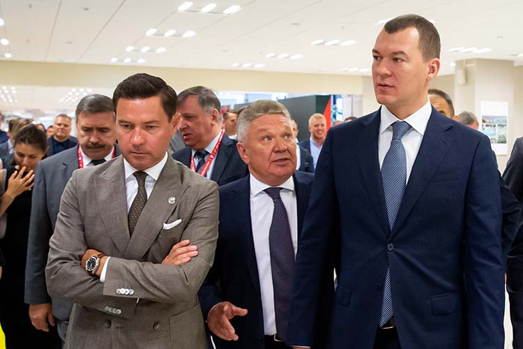 Муссируются слухи о возможном уходе министра спорта РТ Владимира Леонова. Он один из старожилов правительства, но на фоне сложных отношений с федеральным министром Михаилом Дегтяревым, якобы в Москве могут воспользоваться моментом и пролоббировать смену профильного министра в Татарстане