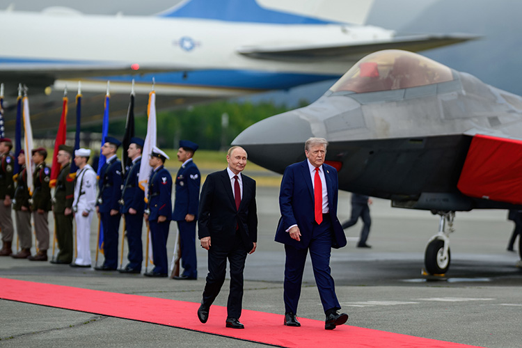 Владимир Путин и Дональд Трамп встретились впервые за последние 6 лет. А нога лидера государства российского официально не ступала на Аляску 158 лет. Так что весь мир замер в ожидании исторического и судьбоносного события