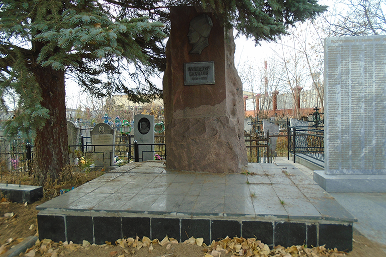 Вахитов похоронен на Архангельском кладбище Казани