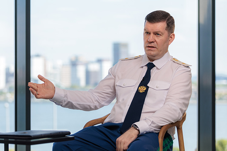 Фигура нового прокурора Альберта Суяргулова казалась для Татарстана загадкой — приехал с берегов Невы, карьеру провел исключительно в вертикальных перемещениях наверх. В общем-то и все, что было в его публичной биографии. В какой-то мере, его личность загадочна и сейчас. Но почти за два года Суяргулов раскрыл себя работой