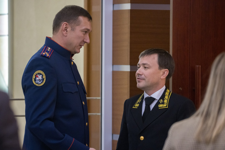 «После того, как появился у суда руководитель Азат Мансурович Гильмутдинов, в принципе, сейчас каждый занимается своим делом. Мы, все силовики, этому, естественно, рады, потому что появился центр принятия решений, с которым можно заниматься совместной деятельностью, координацией…»