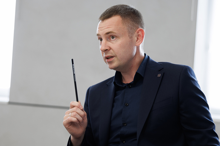Станислав Зарубин в очередном выпуске проекта «Беседы о земном и вечном» поговорил с танатопрактиком об искусстве «восстанавливать людей», готовя к последней встрече на этом свете