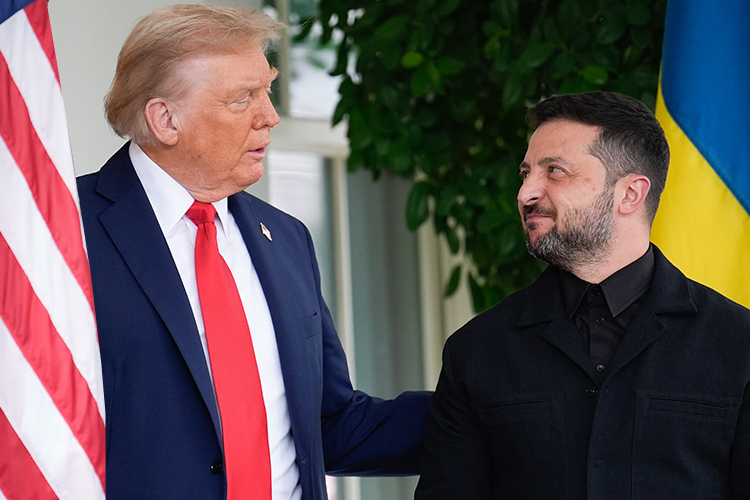 На крыльце Белого дома президент США, словно старший брат или отец, похлопал вышедшего из машины гостя по плечу