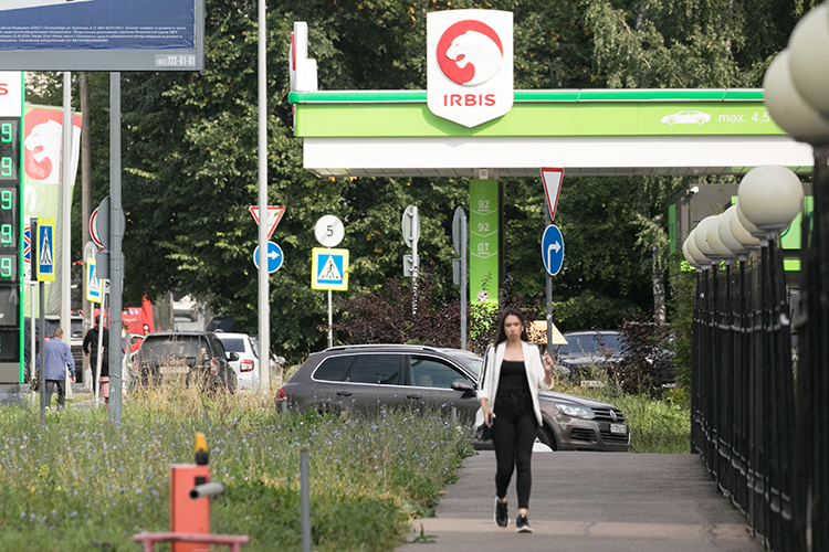 В конце минувшей недели корреспондент «БИЗНЕС Online» лично убедился, что стоимость АИ-95 на АЗС Irbis выросла сразу на 3 рубля — с 59,99 до 62,99 рублей за литр