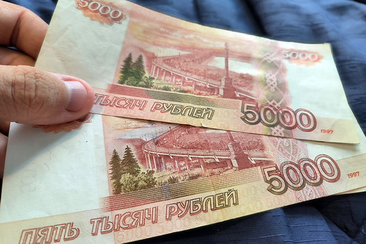 «Когда экономика очень бурно растет, инфляция, траты людей и так далее, то государство начинает повышать процентные ставки, чтобы замедлить этот рост и погасить пену эйфории. И наоборот, когда экономика перестает расти и начинает падать, то государство дешевыми или бесплатными деньгами пытается опять запустить мотор экономики»
