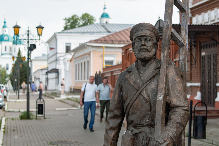 В Казани давно идет плодотворная работа, а вот в той же Елабуге это началось относительно недавно. Появилась концепция развития ее центра, где сейчас стоят сотни уставших от жизни домов