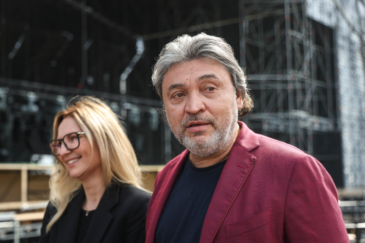 За организацию и проведение «Новой волны» отвечает Александр Румянцев, помогает ему пиар-директор Яна Кшановская