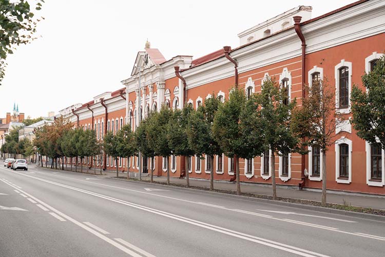 Кирпичное двухэтажное здание с мансардой, построенное в 1774 году по проекту казанского губернского архитектора Василия Кафтырева, является объектом культурного наследия и памятником архитектуры федерального значения