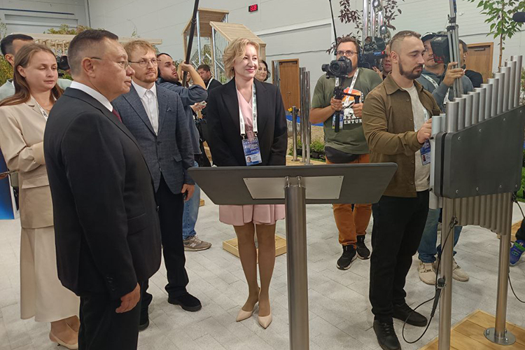 Креативно к экскурсии подошла компания из Екатеринбурга, производящая музыкальные инструменты для парков и скверов, — для делегации на трубофоне исполнили гимн России
