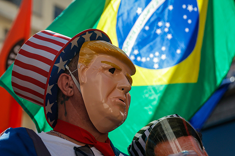 «В масштабах попытки Трампа — всё дело. Мы имеем дело не с маленькой Албанией, которая объявила торговую войну всему миру — и все весело захохотали. Мы имеем дело с одной из двух самых крупных экономик мира, не говоря уже про то, что США — крупнейший и главный финансовый центр мира…»