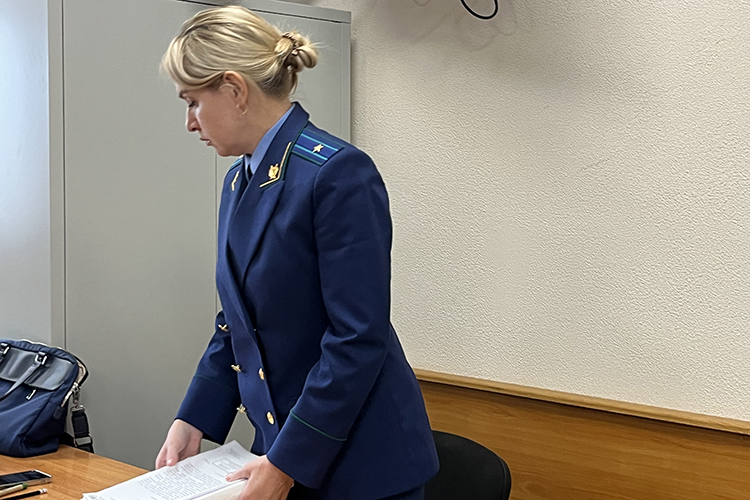 Старший помощник прокурора Приволжского района Анна Буканина попросила удовлетворить ходатайство Суяргулова и следом потребовала продлить содержание под стражей фигурантам