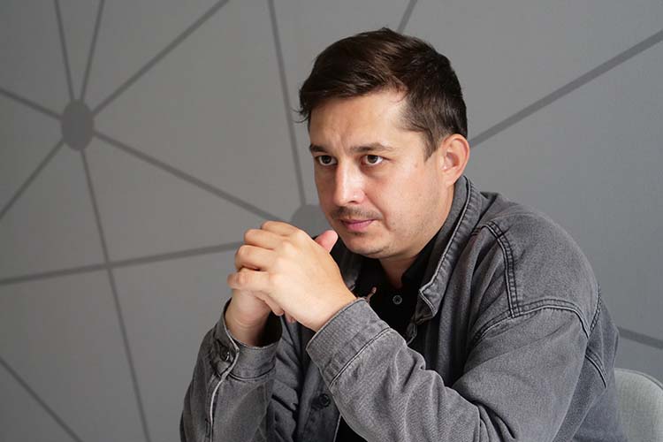 Теперь Заббаров должен вдохнуть новую жизнь в Тинчуринский театр, который долгие годы находится на обочине культурного процесса, сохраняя при этом неформальный статус татарского театра номер два