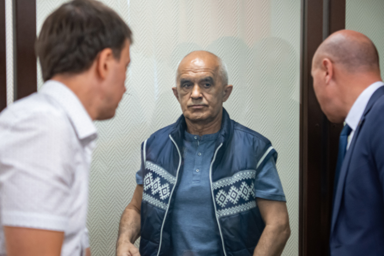 Иск уже зарегистрирован в Советском суде Казани. Помимо Фаттахова, в числе ответчиков значатся его сын Ильнар Фаттахов вместе с супругой Лилией Фаттаховой, а также жена бывшего вице-премьера Сария Фаттахова