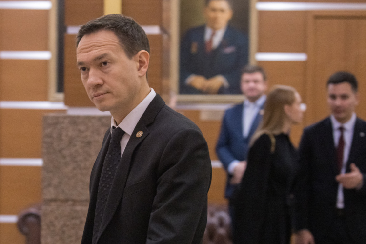 Сейчас идет активный подбор нового места работы. Сам Тимур Дмитриевич не прочь войти в кабмин, называется даже министерство спорта