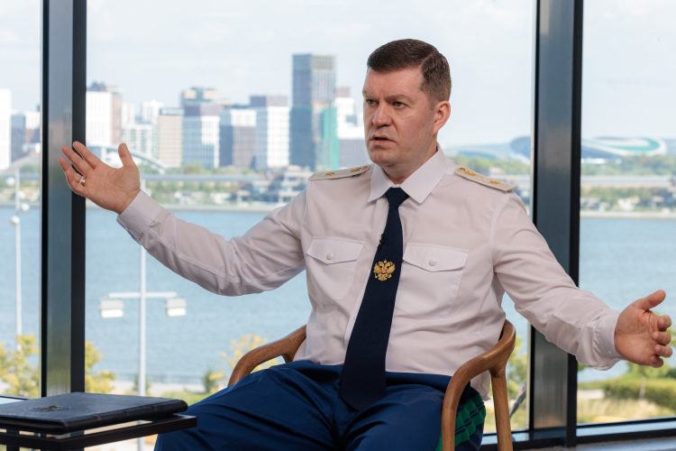 Суяргулов дал два намека. Во-первых, что иск будет готов к середине 2026 года. А во-вторых, намекнул на то, что приватизация активов согласовывалась не только в Казани, но и в федеральных центрах