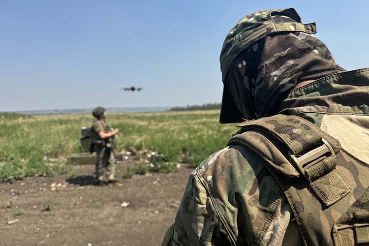 Во время военных конфликтов дроны начали использовать и на поле боя. Они и заменили дорогостоящие военные разработки