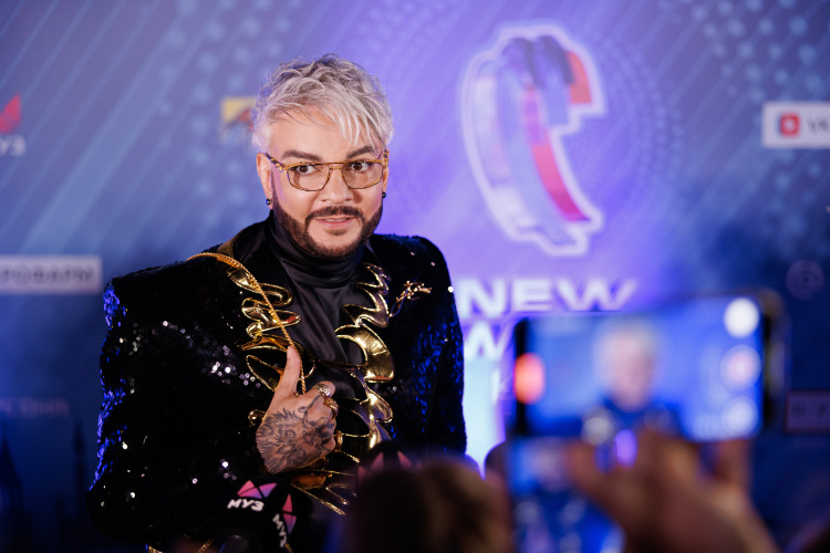 «Слушаю Филиппа Киркорова, он хороший актер на сцене! Но вот эти орлиные перья…»