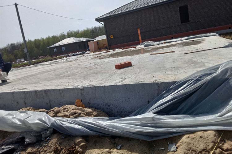 Заемщики не смогли достроить свои дома в срок по одной лишь причине — из-за мошенничества со стороны подрядных организаций, которые, успешно получив деньги на строительство, ушли в закат