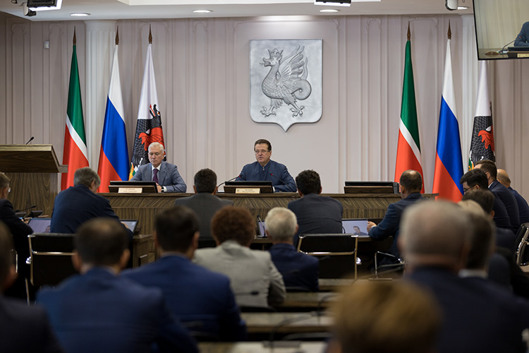 «С первых дней важно настроить детей на созидание, поэтому проводим уроки добра, не меняя традиции, дарим «Дневник добрых дел», — подчеркнул мэр Казани Ильсур Метшин. — Дети особенно впитывают то, с чем школа встречает их на пороге»