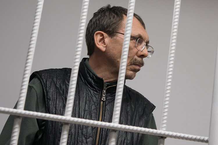 Профессору Анатолию Макарову предъявили 13 эпизодов служебного подлога и получении взяток. Всего на сумму 178 тыс. рублей