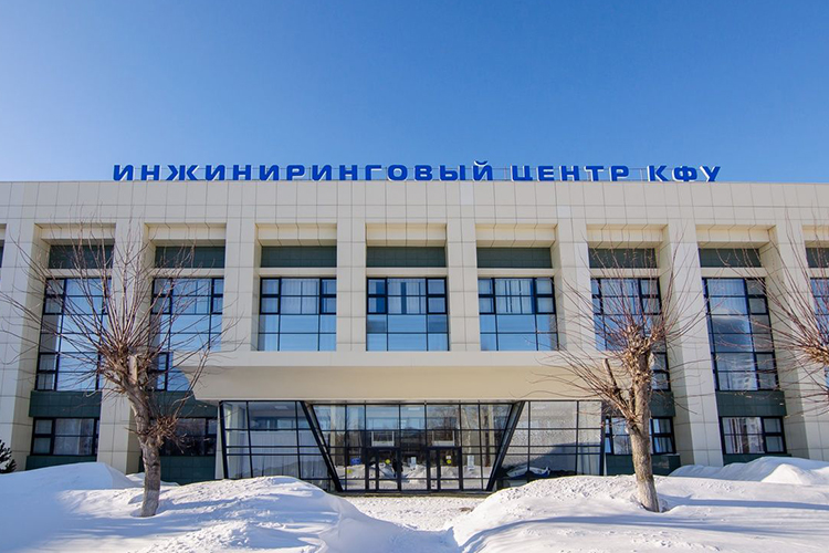 Абдулаев обучался в НЧИ КФУ с 2017 по 2022 год. В своих показаниях он говорит, что у него возникла задолженность по предмету профессора. Он оставался на «допку», а после третьего неудачного раза якобы заплатил Макарову за сдачу экзамена 2 тыс. рублей