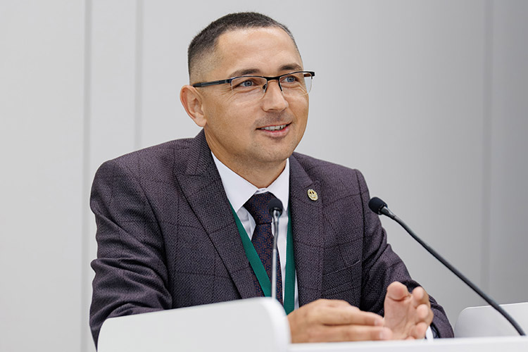 Айтуган Хазиев: «Есть указание президента — к 2030 году доля семян основных сельскохозяйственных культур отечественной селекции должна составлять не менее 75 процентов. К этому уровню мы нацелены»