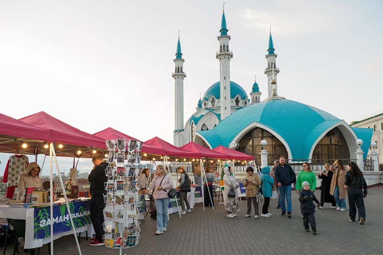 В 13:00 стоит вернуться к Казанскому кремлю на фестиваль современной татарской моды «ДәртФест». Здесь будут выступления татарских инди-артистов, дизайн-маркет с товарами от производителей Татарстана, мастер-классы, кинопоказ, лекторий и др.