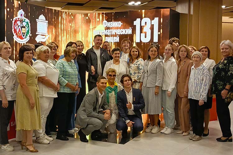 В холле играла живая музыка, гости делали памятные снимки на фоне миниатюрной копии здания лицея