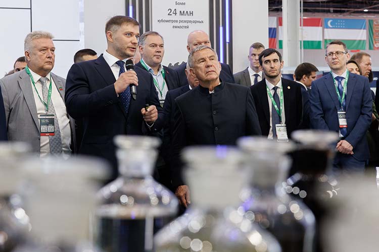 В этот раз, возможно, впервые Шигабутдинов взял слово и вкратце рассказал о достижениях предприятий, входящих в группу компаний, которой в текущем году исполняется 35 лет