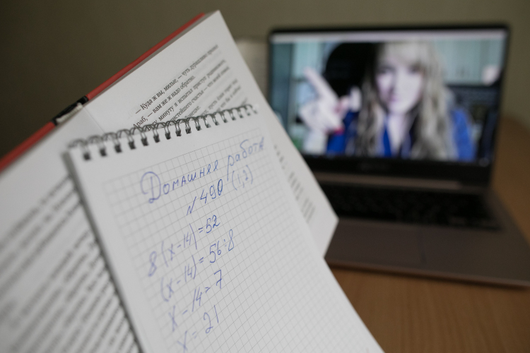 У Хадиуллина задачей номер один стало разобраться с массовым переходом школьников на семейную форму обучения. Сейчас в Казани 2 329 «семейников»