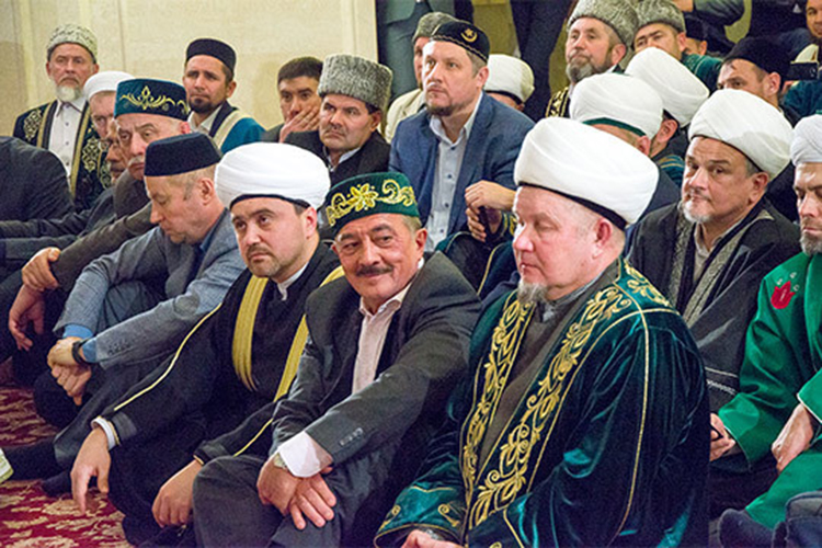 «Я воспитан в атеистическое время, но моя бабушка была религиозной, и она нас, своих внуков, учила всяким молитвам. И оба дедушки были указными имамами»