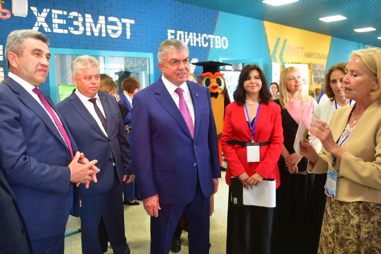 «Дети часто слышат, что миром правят деньги…»: о чем говорили на педсовете в Челнах с Хадиуллиным
