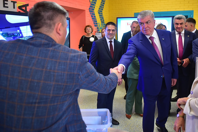 Незадолго до начала нового учебного года в Набережных Челнах сменили главного куратора образования, им стал первый замначальника Наркиз Кашапов (слева от Наиля Магдеева)