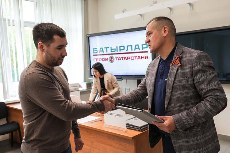 Как выяснилось, не все финалисты «Батырлар» имеют высшее образование. Как же их тогда дальше трудоустраивать на руководящие должности? Ответ прост: изменить правила игры и снизить для них порог вхождения