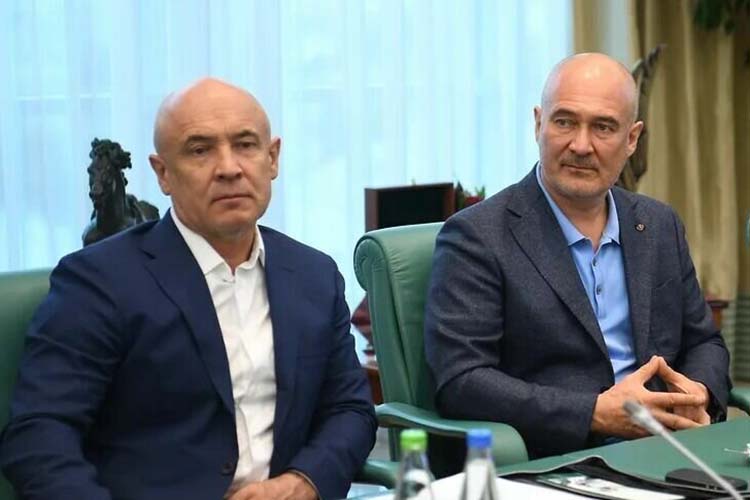 Гендиректор «Татавтодора» Айрат Шаймиев (минус $200 млн, состояние — $2,2 млрд) на 66-м месте в списке богатейших россиян против 61-го в прошлом году. Его брат, гендиректор компании «Нира-Экспорт» Радик Шаймиев (минус $100 млн, состояние — $2,1 млрд) занял 75-е место вместо прошлогоднего 64-го, потеряв 11 строчек