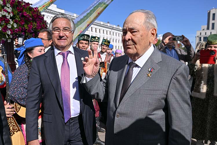 Минтимер Шаймиев: «Таких встреч, как сегодняшняя, на моей памяти нет. Чтобы те, кто любит республику и народ, с таким интересом собрались и вместе обсуждали назревшие вопросы. Это большая радость, большое достижение, спасибо вам огромное!»