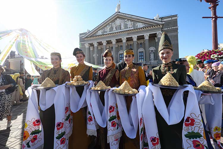 Сегодня «Милләт җыены» по своей атмосфере напоминал курултай ВКТ. Тот же размах, уважаемые гости со всего татарского мира, девушки с чак-чаком