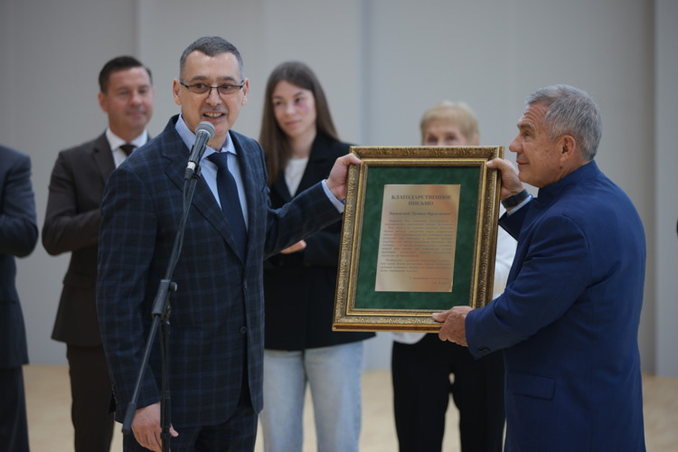Мамедов вручает Минниханову благодарственное письмо от Усманова